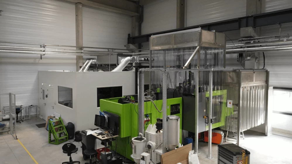 Injection molding machine under ISO Class 7 laminar flow and medical assembly cleanroom