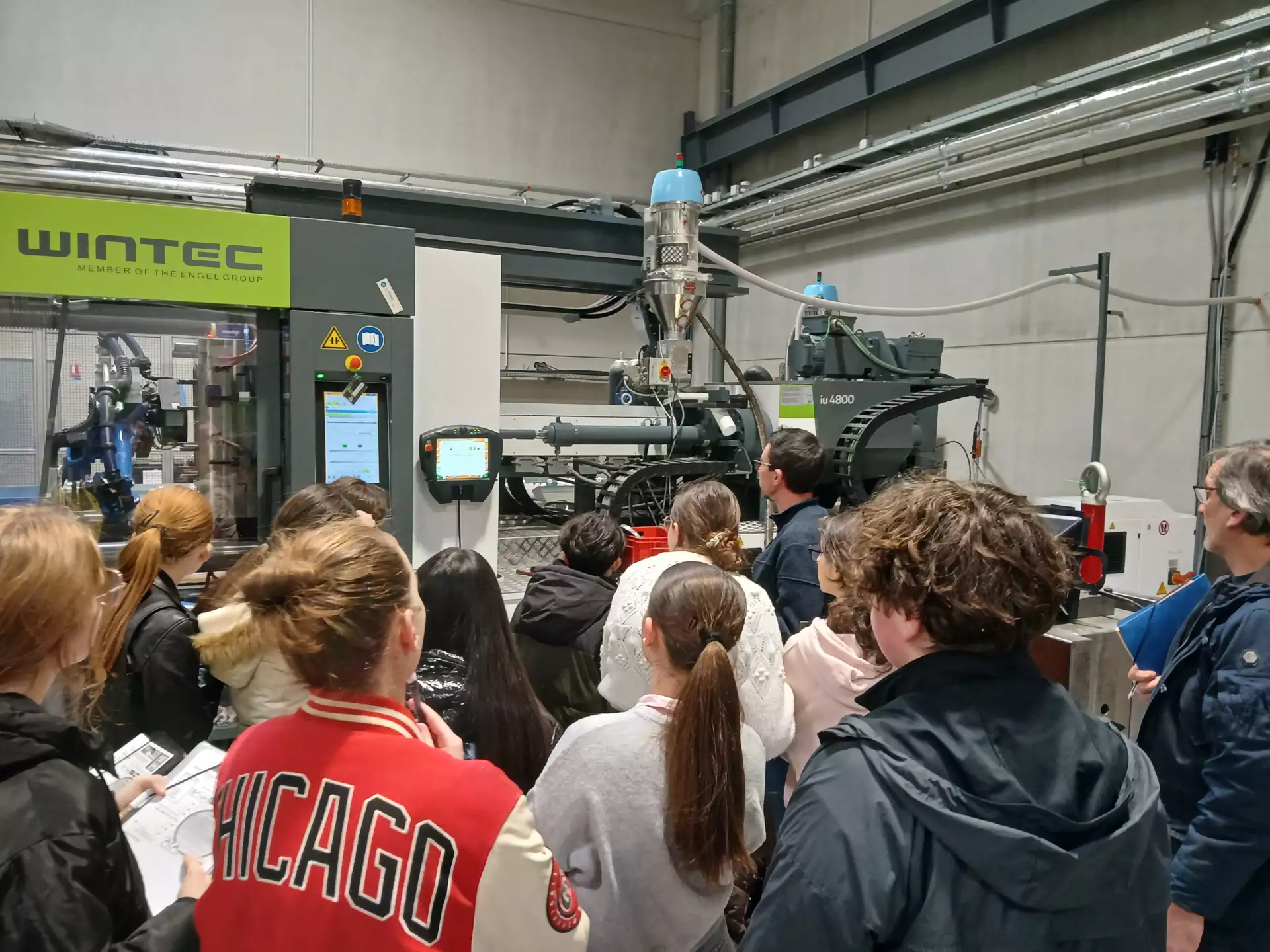 Visiteurs dans l'atelier d'injection de PPI à Orléat, portes ouvertes 2025