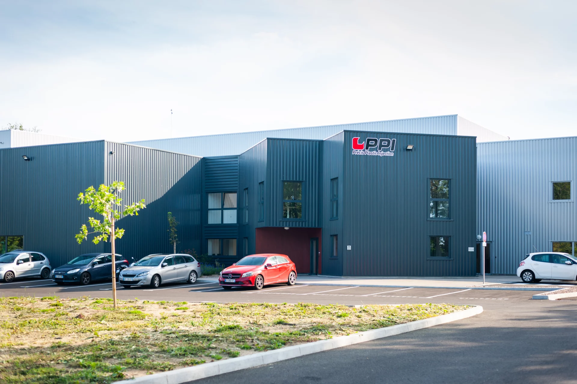 Façade de l'usine d'injection plastique PPI à Orléat, Puy-de-Dôme