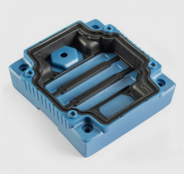 Surmoulage Boîtier technique bleu et noir réalisé en surmoulage plastique