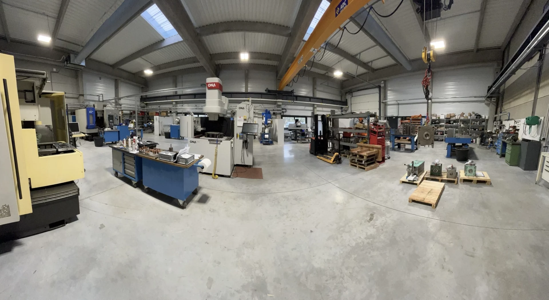 atelier-general General view of the PPI workshop, where injection molds are tuned and maintained