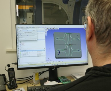 Méca Engineering technician modeling a plastic part in CAD